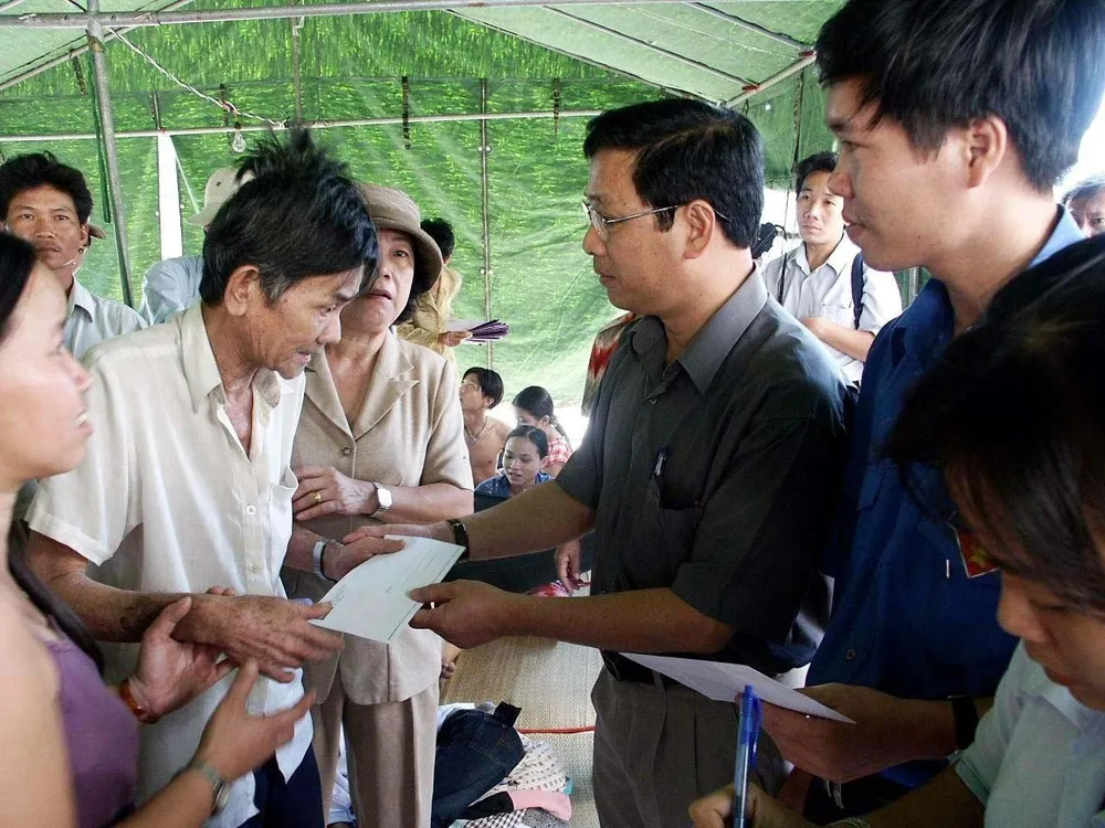 Thăm, động viên, trao quà người dân có hoàn cảnh khó khăn tại các tỉnh thành trong chiến dịch tình nguyện hè của tuổi trẻ TPHCM. Ảnh: Tư liệu Thăm, động viên, trao quà người dân có hoàn cảnh khó khăn tại các tỉnh thành trong chiến dịch tình nguyện hè của tuổi trẻ TPHCM. Ảnh: Tư liệu