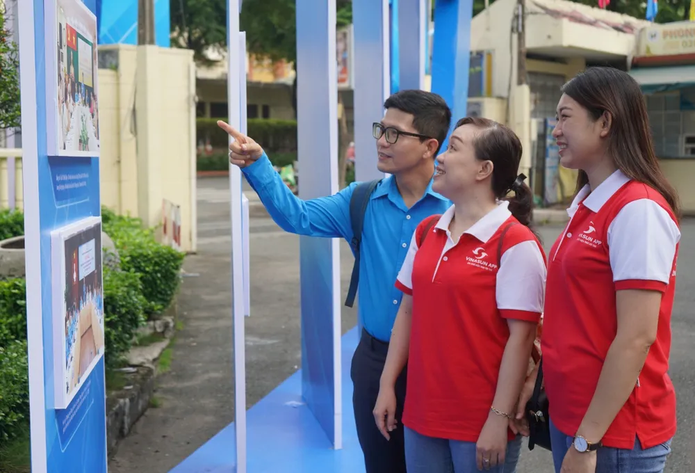 Đoàn viên, người lao động tham quan triển lãm