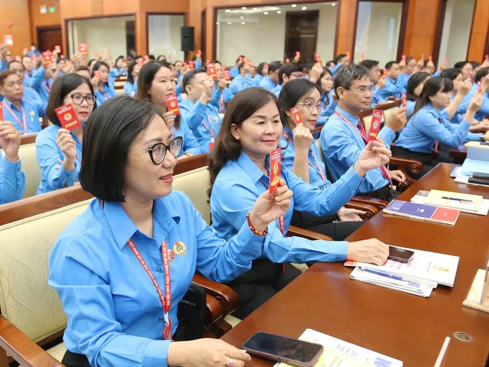 Đại biểu thông qua các biểu quyết tại phiên làm việc đầu tiên của đại hội