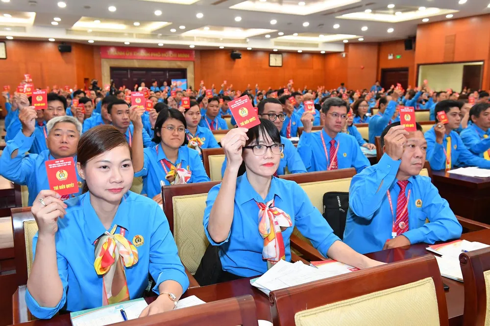 Các đại biểu biểu quyết thông qua các vấn đề tại đại hội. Ảnh VIỆT DŨNG Các đại biểu biểu quyết thông qua các vấn đề tại đại hội. Ảnh VIỆT DŨNG