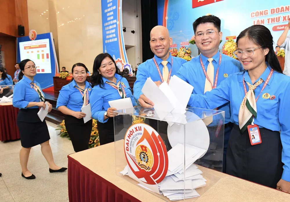 Các đại biểu tham gia bầu cử tại đại hội . Ảnh: VIỆT DŨNG Các đại biểu tham gia bầu cử tại đại hội . Ảnh: VIỆT DŨNG