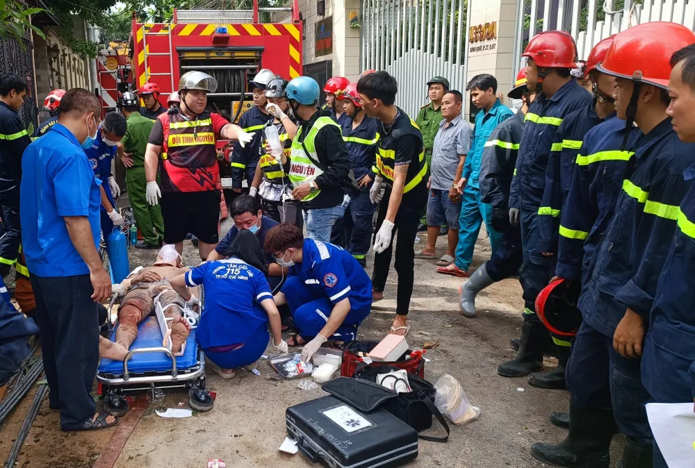 Lực lượng chức năng cứu được người trong đống đổ nát Lực lượng chức năng cứu được người trong đống đổ nát