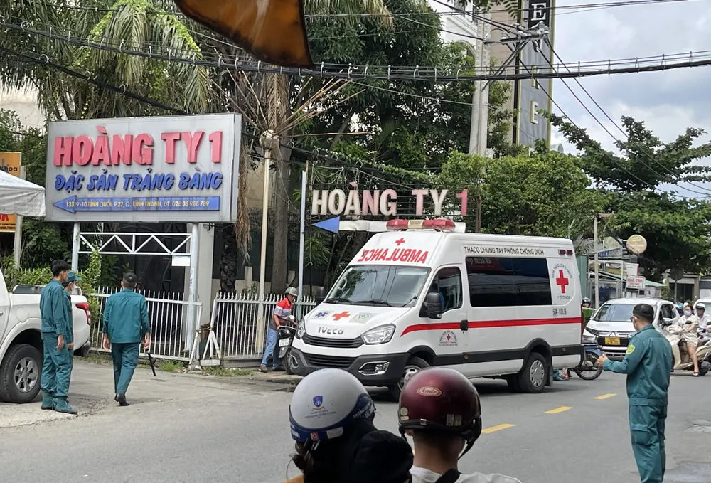 Xe cứu thương cũng được điều đến hiện trường Xe cứu thương cũng được điều đến hiện trường