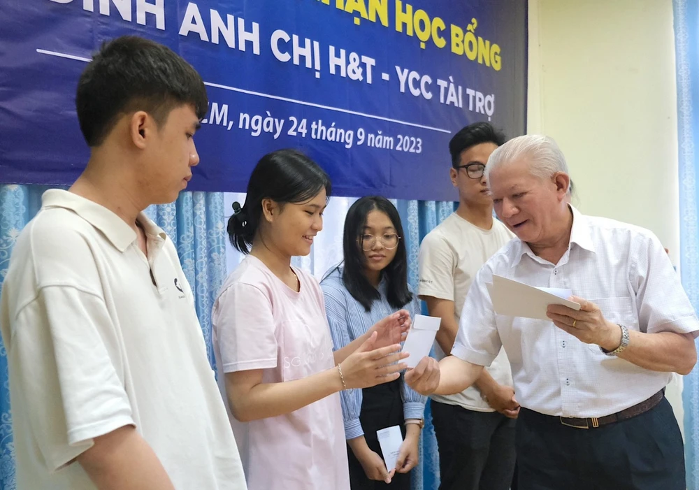 Chủ tịch Hội Bảo trợ Bệnh nhân nghèo TPHCM Trần Thành Long trao học bổng đến tân sinh viên khó khăn