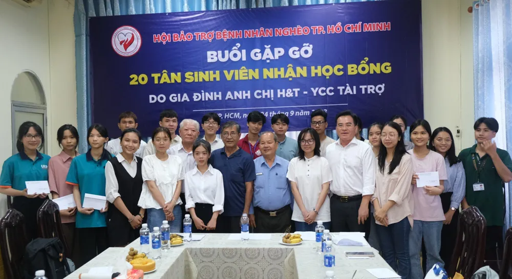 Niềm vui của các tân sinh viên khó khăn khi nhận phần học bổng trị giá cao trong năm học mới Niềm vui của các tân sinh viên khó khăn khi nhận phần học bổng trị giá cao trong năm học mới