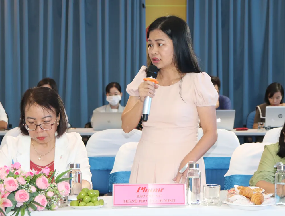 Nhà báo Vân Anh, Phó Tổng Biên tập Báo Phụ nữ phát biểu tại hội thảo