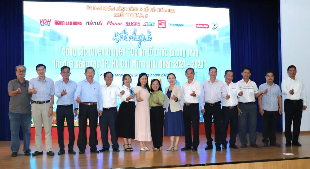 Đại diện các đơn vị trong Khối thi đua 5 thể hiện quyết tâm liên kết đẩy mạnh sáng tạo trong công tác tuyên truyền phong trào thi đua sáng tạo