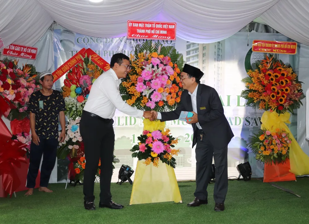 Đại diện Ủy ban MTTQ Việt Nam TPHCM tặng hoa và quà chúc mừng Đại lễ