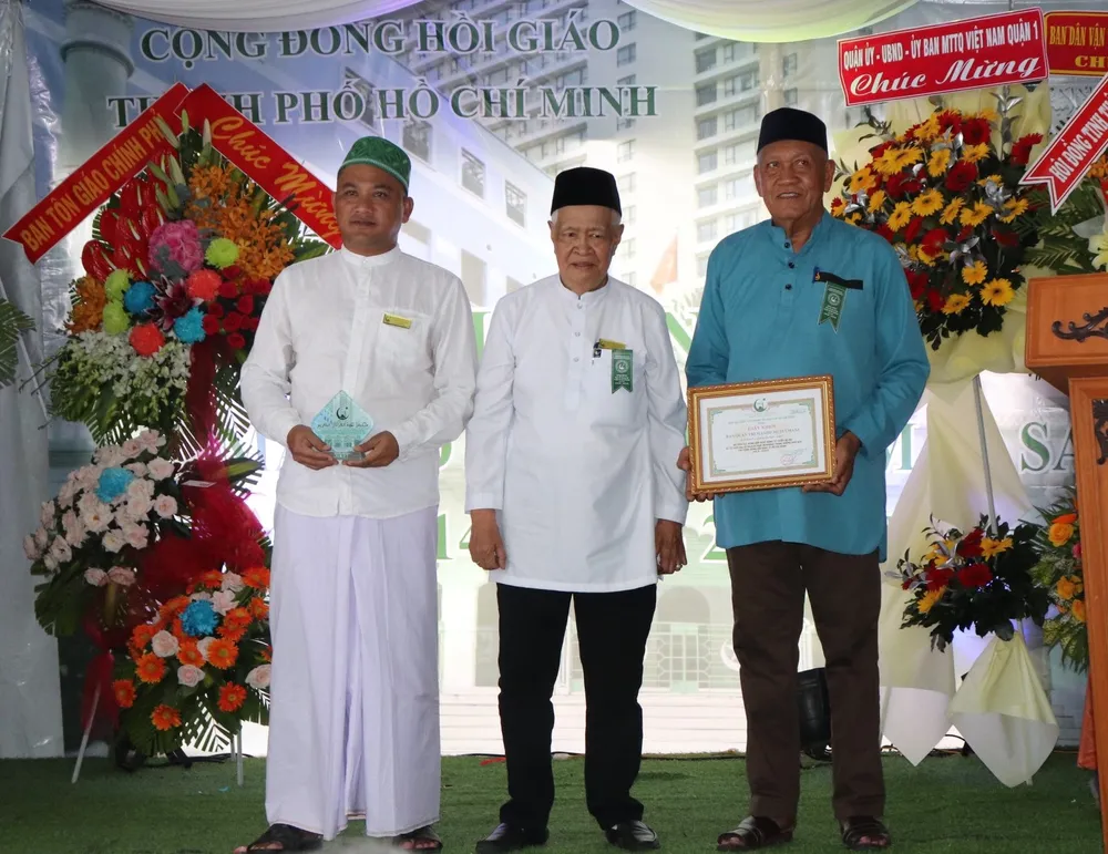 Biểu dương các cá nhân có nhiều hoạt động tích cực cho cộng đồng