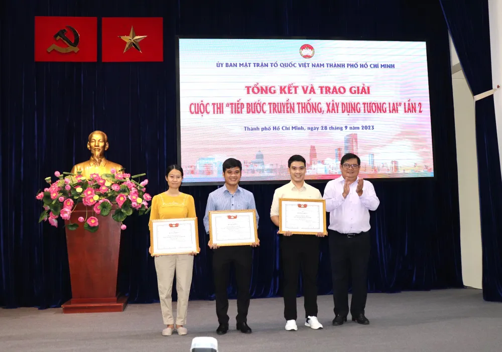 Phó Chủ tịch Ủy ban MTTQ Việt Nam TPHCM Ngô Thanh Sơn trao các giải: Nhất, Nhì đến các tác giả xuất sắc tham gia hội thi Phó Chủ tịch Ủy ban MTTQ Việt Nam TPHCM Ngô Thanh Sơn trao các giải: Nhất, Nhì đến các tác giả xuất sắc tham gia hội thi