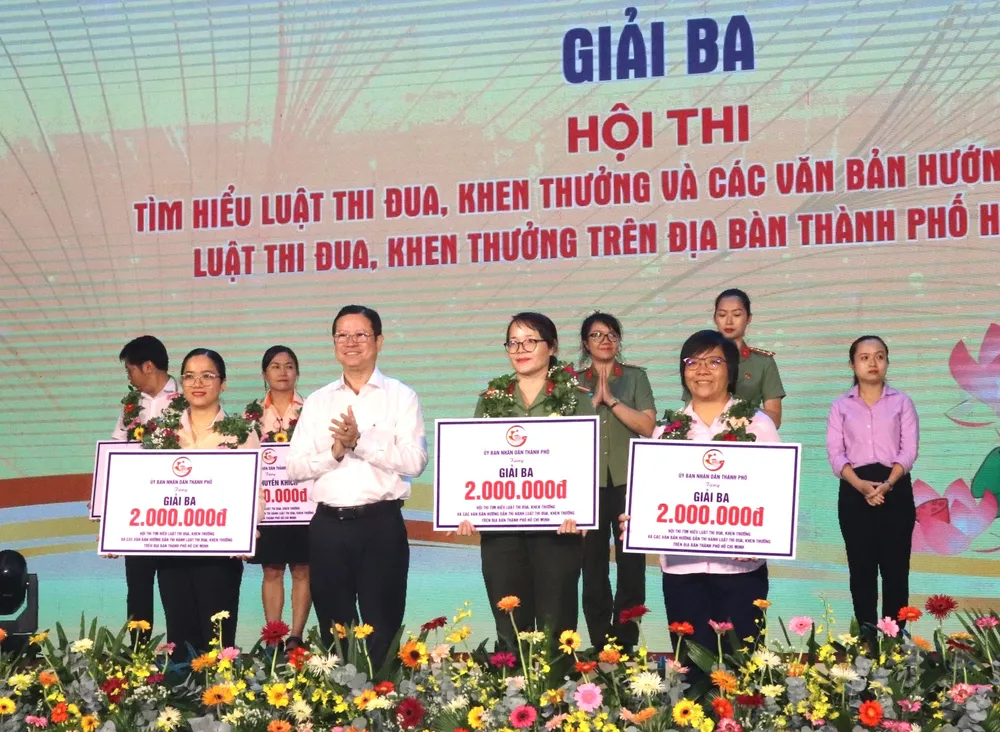 Phó Trưởng Ban Thường trực Ban Thi đua - khen thưởng TPHCM Nguyễn Hoàng Hưng chúc mừng các thí sinh đoạt giải của hội thi Phó Trưởng Ban Thường trực Ban Thi đua - khen thưởng TPHCM Nguyễn Hoàng Hưng chúc mừng các thí sinh đoạt giải của hội thi