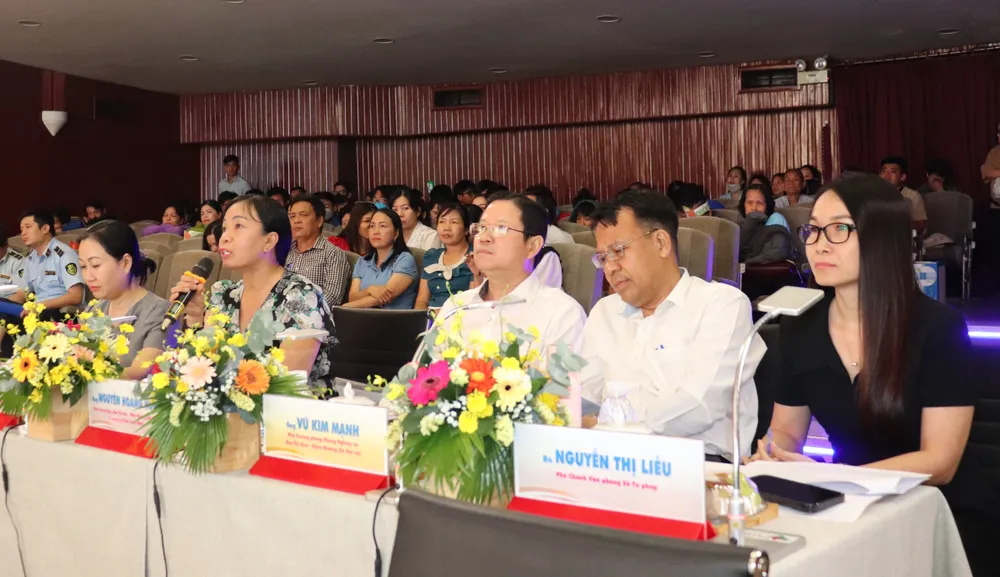 Ban Giám khảo trao đổi, chia sẻ cùng các thí sinh tham dự vòng chung kết xếp hạng Ban Giám khảo trao đổi, chia sẻ cùng các thí sinh tham dự vòng chung kết xếp hạng