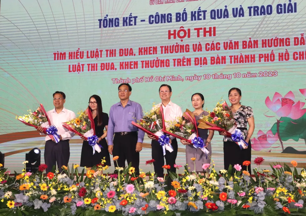 Phó Giám đốc Sở Nội vụ Nguyễn Duy Tân tặng hoa Ban Giám khảo hội thi Phó Giám đốc Sở Nội vụ Nguyễn Duy Tân tặng hoa Ban Giám khảo hội thi