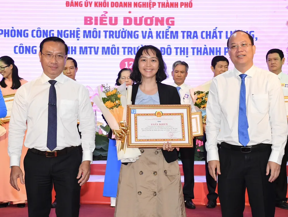 Phó Bí thư Thành ủy TPHCM Nguyễn Hồ Hải biểu dương gương học tập Bác. Ảnh: VIỆT DŨNG Phó Bí thư Thành ủy TPHCM Nguyễn Hồ Hải biểu dương gương học tập Bác. Ảnh: VIỆT DŨNG