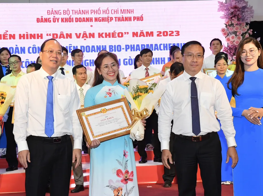 Điển hình Dân vận khéo được biểu dương tại hội nghị. Ảnh: VIỆT DŨNG Điển hình Dân vận khéo được biểu dương tại hội nghị. Ảnh: VIỆT DŨNG