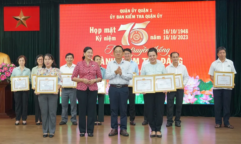 Ông Lê Quốc Hùng, Ủy viên Ủy ban Kiểm tra Thành ủy TPHCM trao giải hội thi “Cán bộ kiểm tra giỏi” năm 2023