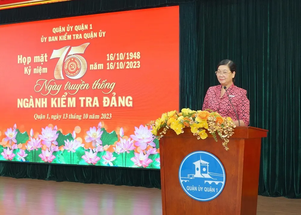 Phó Bí thư Thường trực Quận ủy quận 1 Hoàng Thị Tố Nga phát biểu tại buổi họp mặt