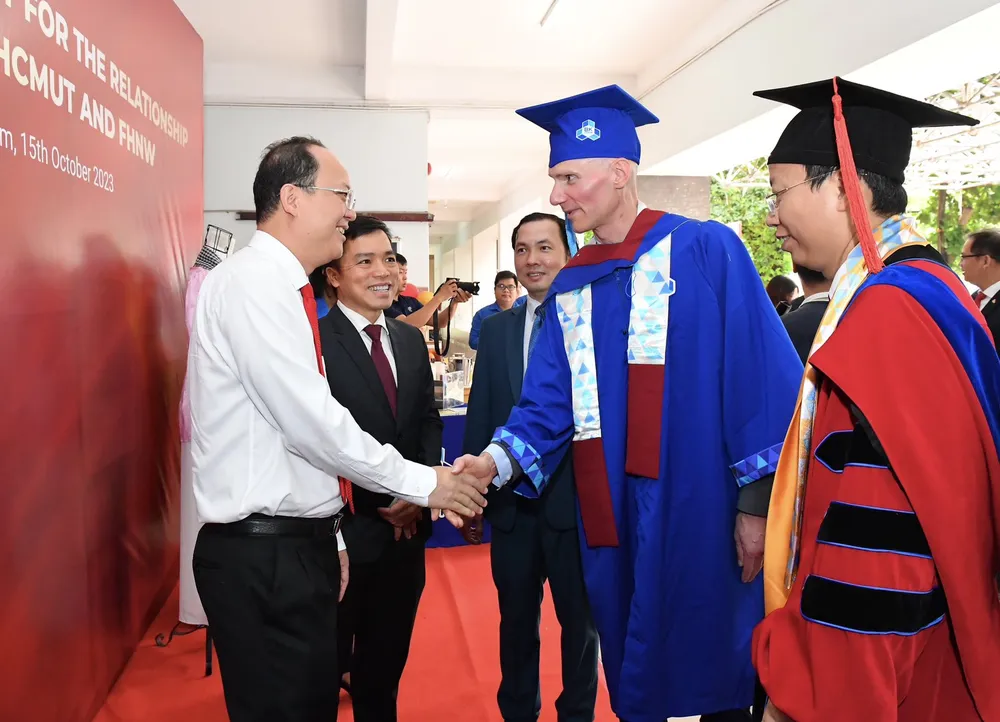 Phó Bí thư Thành ủy TPHCM Nguyễn Hồ Hải cùng các đại biểu tham quan &quot;Tủ sách Việt Nam&quot;. Ảnh: VIỆT DŨNG