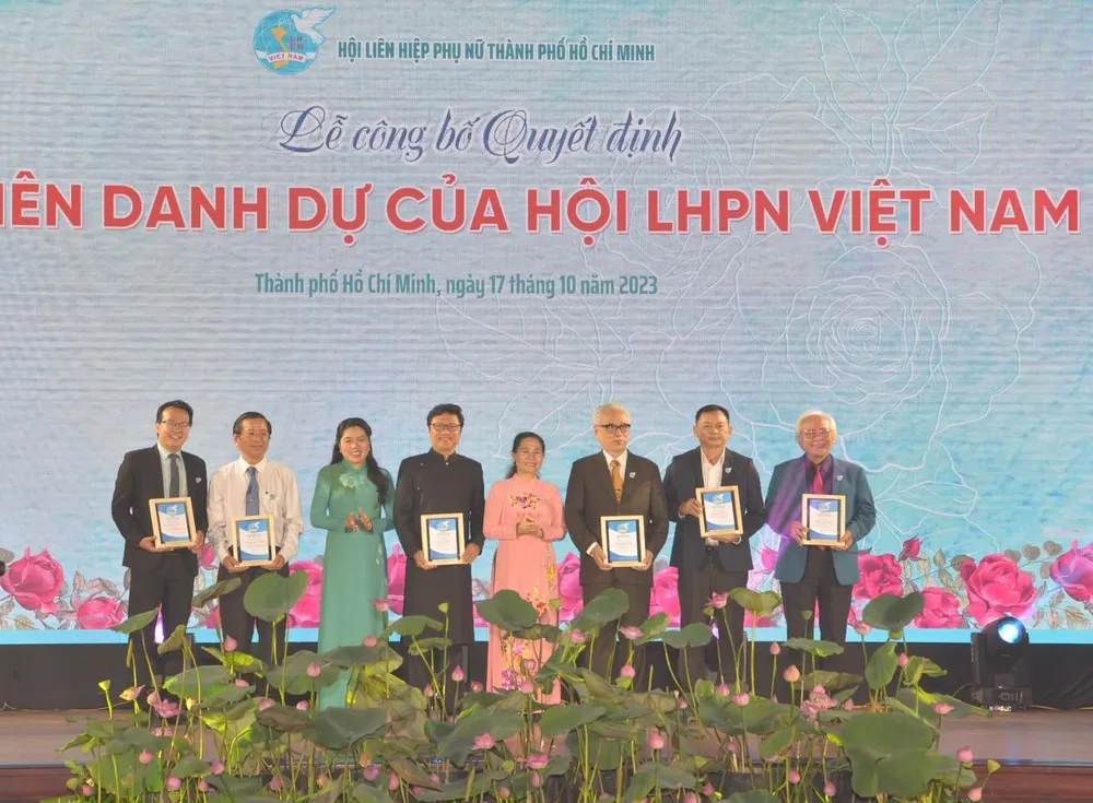 Công bố quyết định Hội viên danh dự của Hội LHPN Việt Nam. Ảnh: CAO THĂNG Công bố quyết định Hội viên danh dự của Hội LHPN Việt Nam. Ảnh: CAO THĂNG