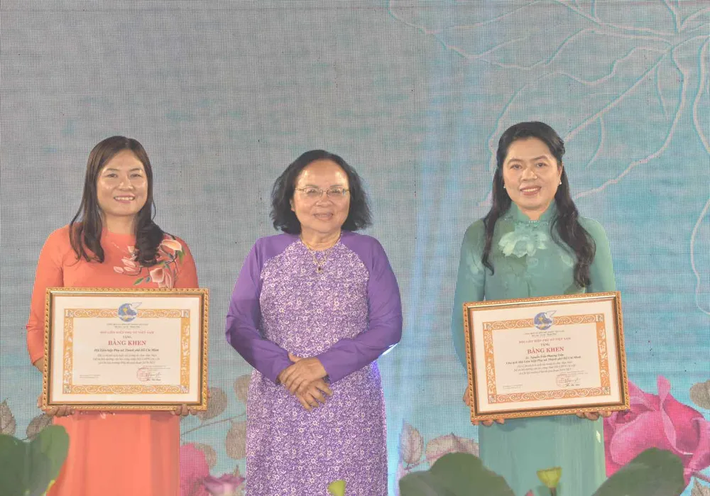 Trao Bằng khen của Trung ương Hội LHPN Việt Nam cho tập thể, cá nhân. Ảnh: CAO THĂNG Trao Bằng khen của Trung ương Hội LHPN Việt Nam cho tập thể, cá nhân. Ảnh: CAO THĂNG