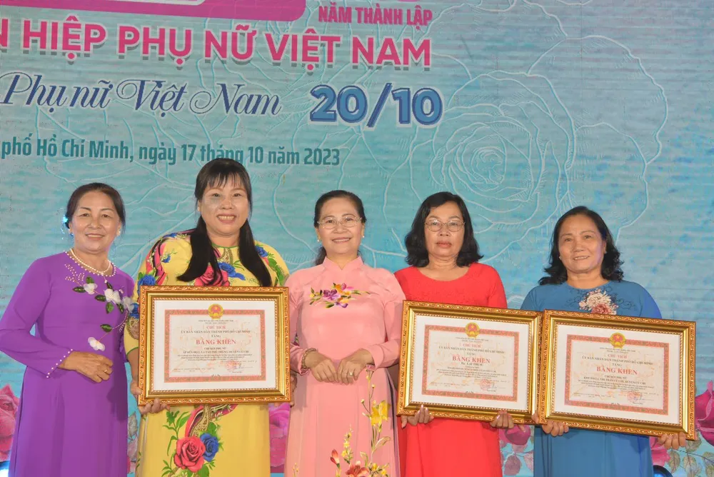 Phó Bí thư Thành ủy, Chủ tịch HĐND TPHCM Nguyễn Thị Lệ chúc mừng phụ nữ tiêu biểu tại buổi họp mặt. Ảnh: CAO THĂNG Phó Bí thư Thành ủy, Chủ tịch HĐND TPHCM Nguyễn Thị Lệ chúc mừng phụ nữ tiêu biểu tại buổi họp mặt. Ảnh: CAO THĂNG