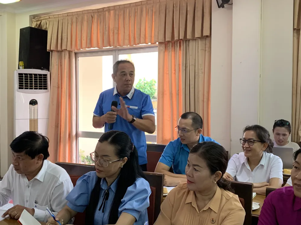 Đại diện công đoàn cơ sở tại công ty trao đổi tại buổi TXCT chiều 18-10