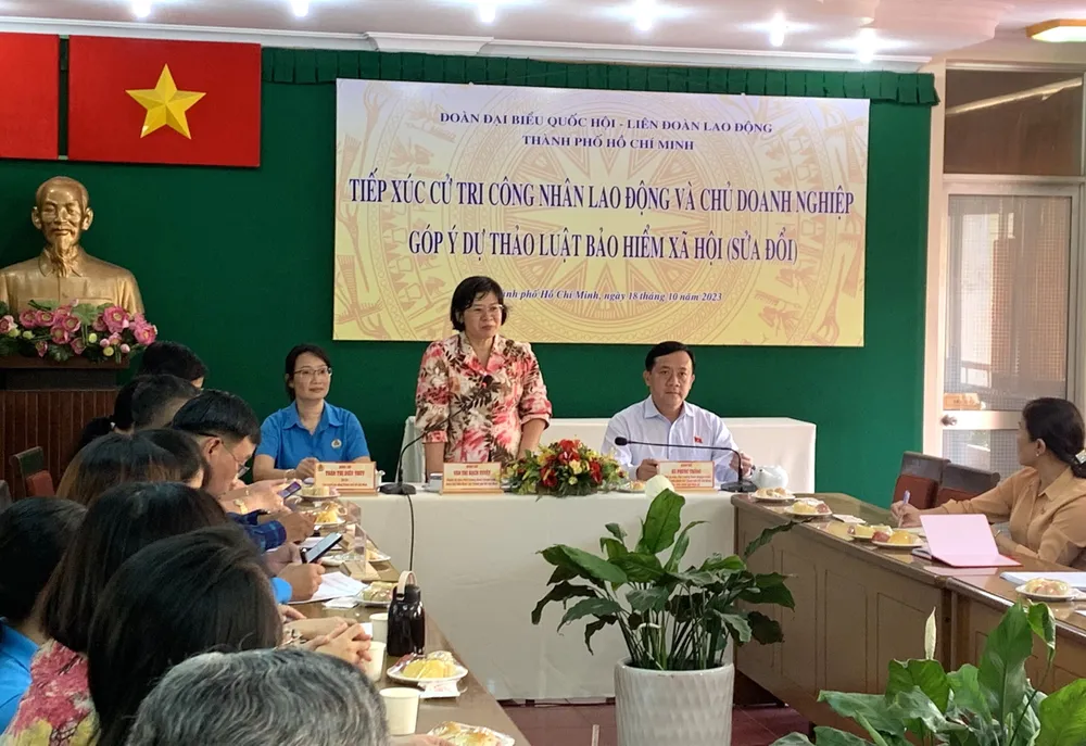 Phó Trưởng đoàn chuyên trách Đoàn đại biểu Quốc hội TPHCM Văn Thị Bạch Tuyết chia sẻ tại buổi TXCT