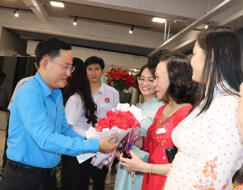 Phó Chủ tịch Liên đoàn Lao động TPHCM Phùng Thái Quang tuyên dương nữ cán bộ, nữ công có thâm niên công tác trên 10 năm