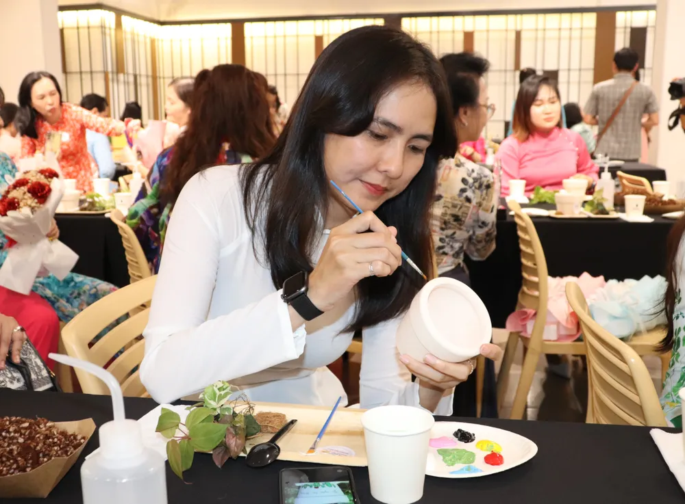 Nữ CNVC-LĐ tham gia vẽ chậu cây