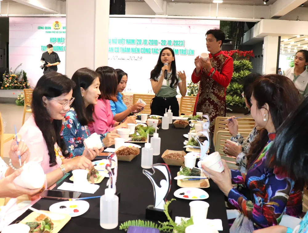 Hướng dẫn nữ CNVC-LĐ cách trồng cây