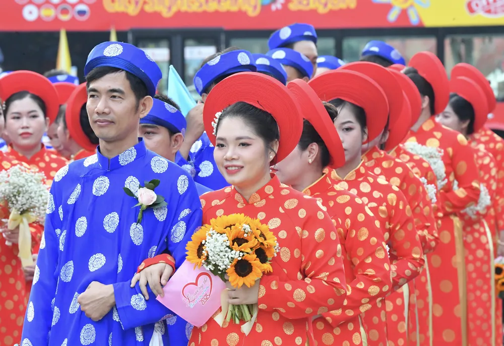 Cô dâu, chú rể rạng rỡ trong ngày hạnh phúc. Ảnh: VIỆT DŨNG