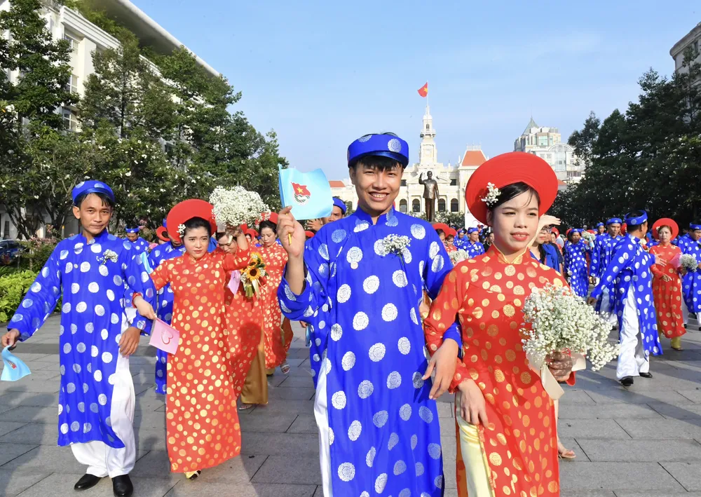 Niềm hạnh phúc của các cặp đôi thanh niên công nhân khó khăn tại lễ cưới tập thể. Ảnh: VIỆT DŨNG