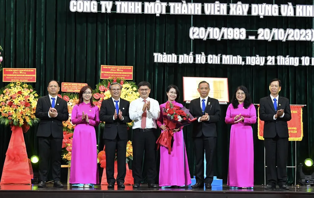 Chánh Văn phòng Thành ủy TPHCM Nguyễn Mạnh Cường chúc mừng đơn vị. Ảnh: VIỆT DŨNG