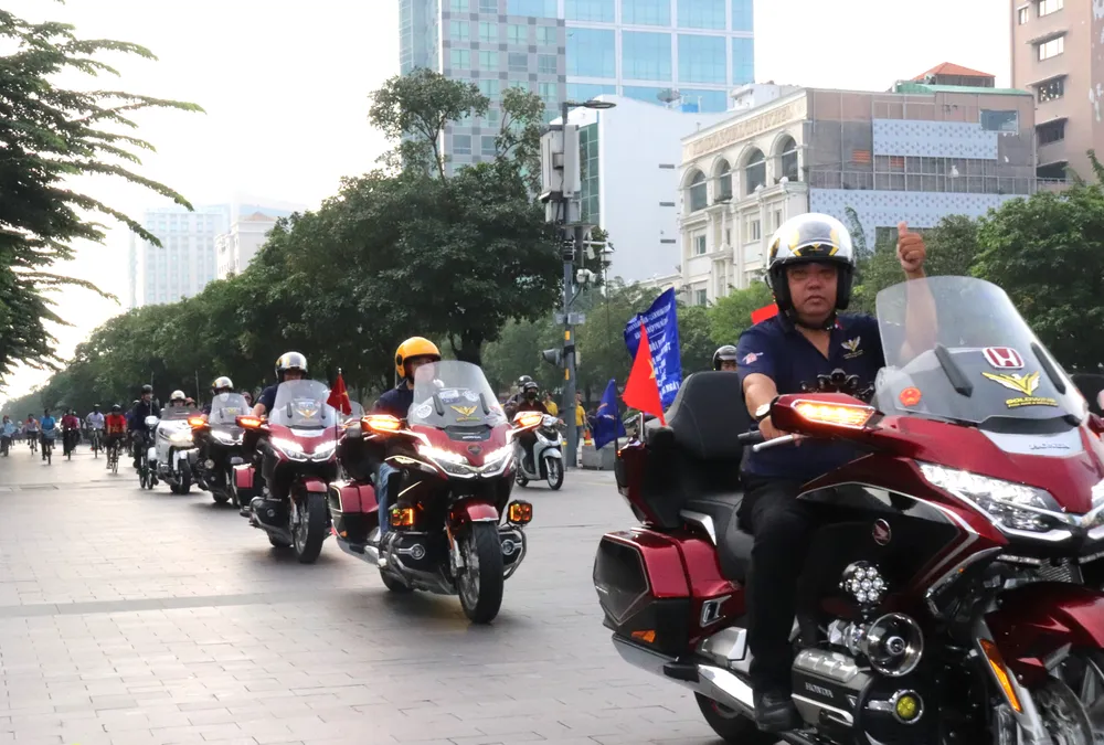 Xe mô tô dẫn đầu đoàn diễu hành