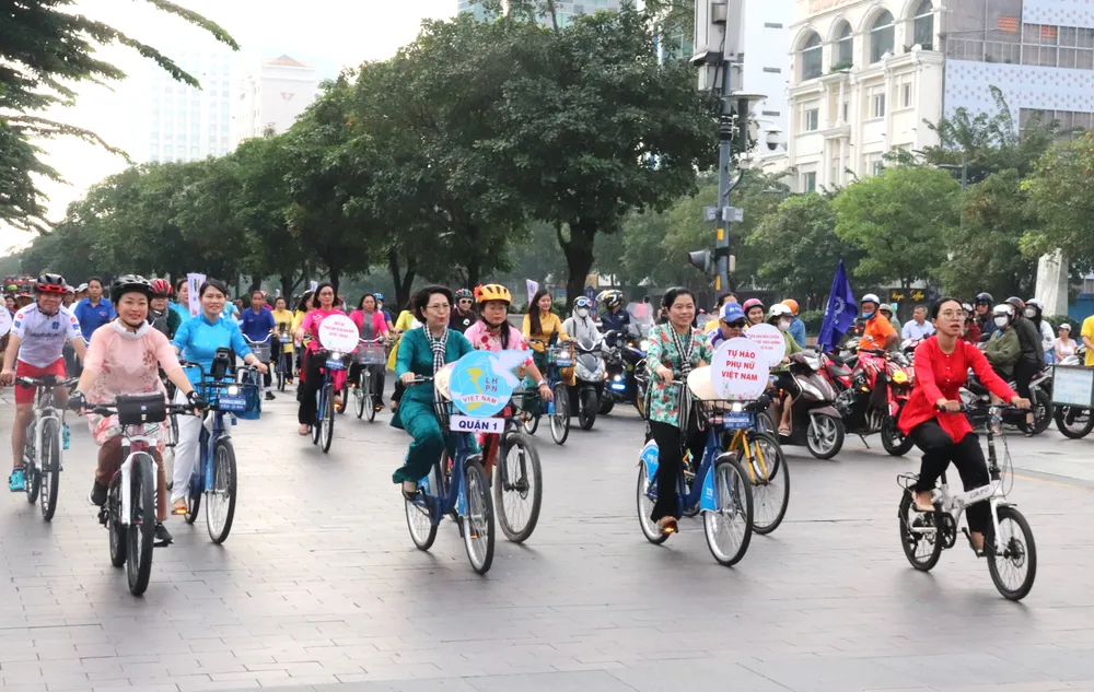 Đoàn diễu hành đến đường Nguyễn Huệ chuẩn bị dâng hoa lên Chủ tịch Hồ Chí Minh