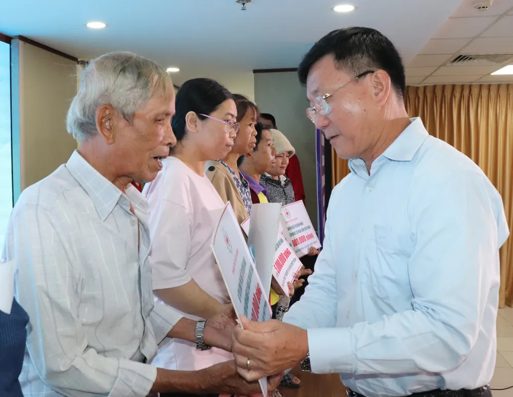 Đại diện Công ty Xổ số kiến thiết TPHCM trao hỗ trợ đến bệnh nhân tại chương trình