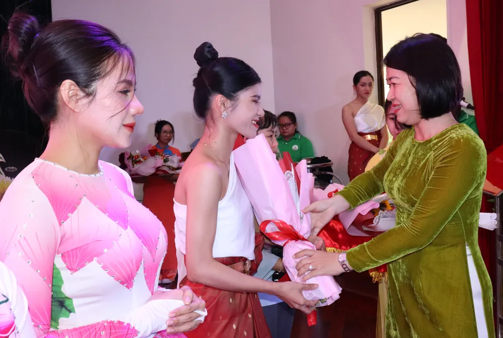 Tặng hoa biểu dương các đội vào vòng chung kết liên hoan Tặng hoa biểu dương các đội vào vòng chung kết liên hoan