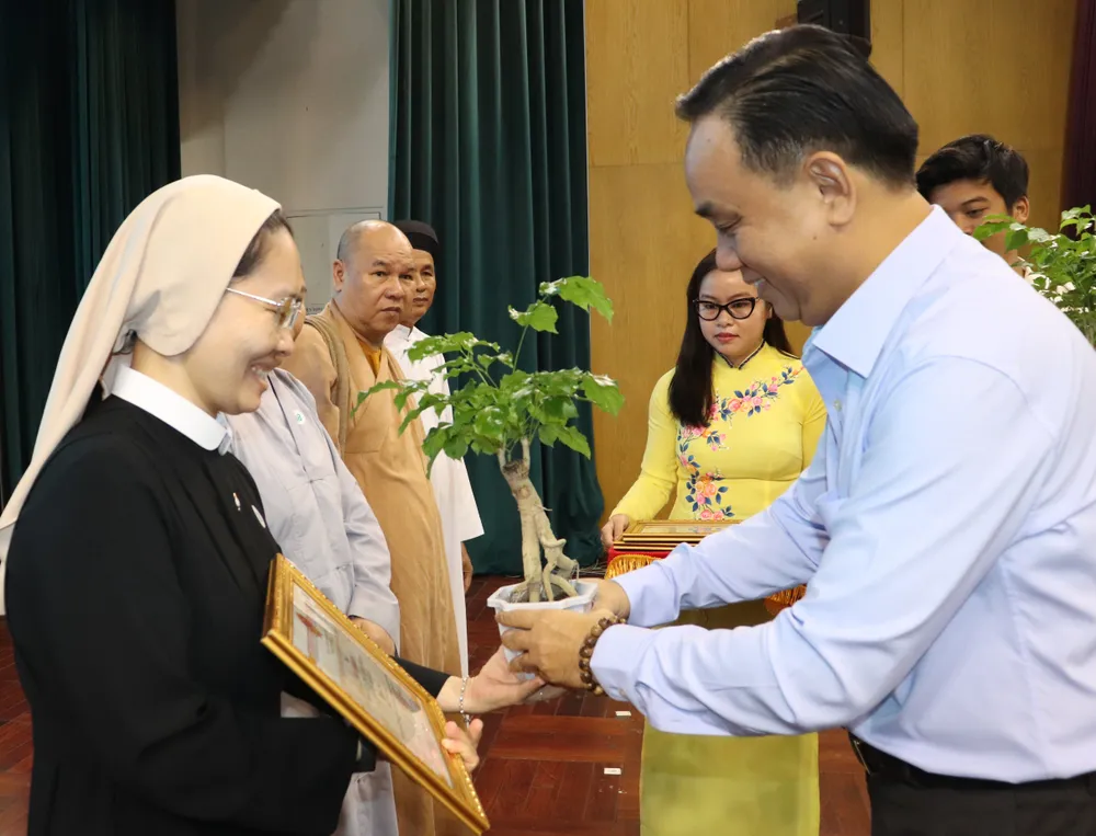 Chủ tịch UBND quận Phú Nhuận Nguyễn Đông Tùng trao bằng khen và cây xanh đến đơn vị tiêu biểu tham gia hội thi Chủ tịch UBND quận Phú Nhuận Nguyễn Đông Tùng trao bằng khen và cây xanh đến đơn vị tiêu biểu tham gia hội thi