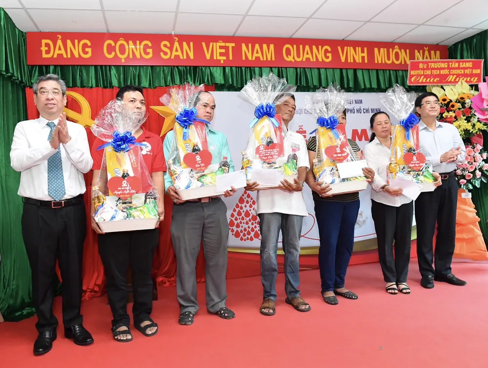 Phó Bí thư Thành ủy TPHCM Nguyễn Phước Lộc tặng quà đến người hiến máu nhiều lần có hoàn cảnh khó khăn. Ảnh: VIỆT DŨNG Phó Bí thư Thành ủy TPHCM Nguyễn Phước Lộc tặng quà đến người hiến máu nhiều lần có hoàn cảnh khó khăn. Ảnh: VIỆT DŨNG