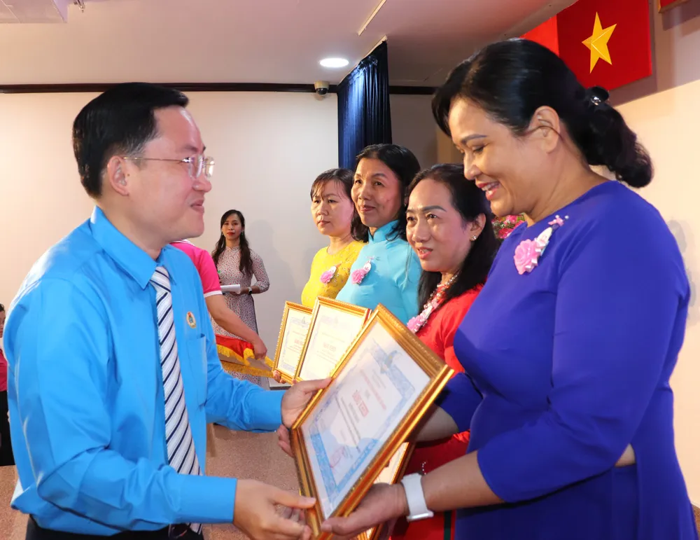 Phó Chủ tịch LĐLĐ TPHCM Phùng Thái Quang biểu dương nữ chủ nhà trọ tiêu biểu