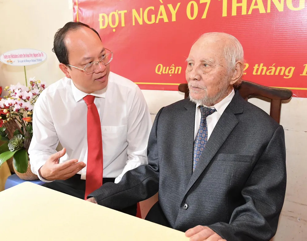 Phó Bí thư Thành ủy TPHCM Nguyễn Hồ Hải thăm hỏi sức khỏe đồng chí Nguyễn Duy Thi. Ảnh: VIỆT DŨNG Phó Bí thư Thành ủy TPHCM Nguyễn Hồ Hải thăm hỏi sức khỏe đồng chí Nguyễn Duy Thi. Ảnh: VIỆT DŨNG