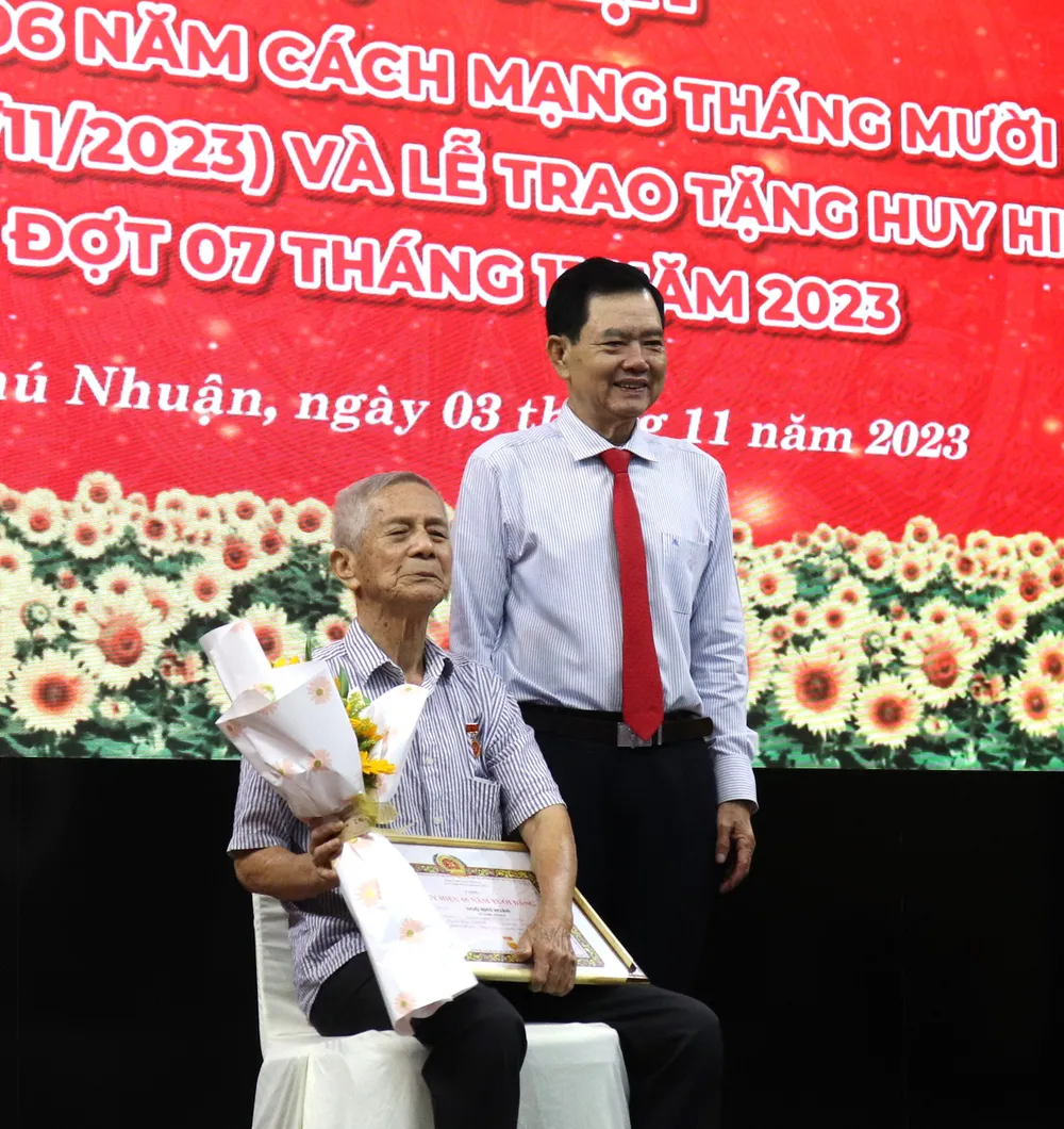 Phó Bí thư Thường trực Quận ủy quận Phú Nhuận Huỳnh Đăng Linh trao Huy hiệu 65 năm tuổi Đảng đến đảng viên cao niên Phó Bí thư Thường trực Quận ủy quận Phú Nhuận Huỳnh Đăng Linh trao Huy hiệu 65 năm tuổi Đảng đến đảng viên cao niên