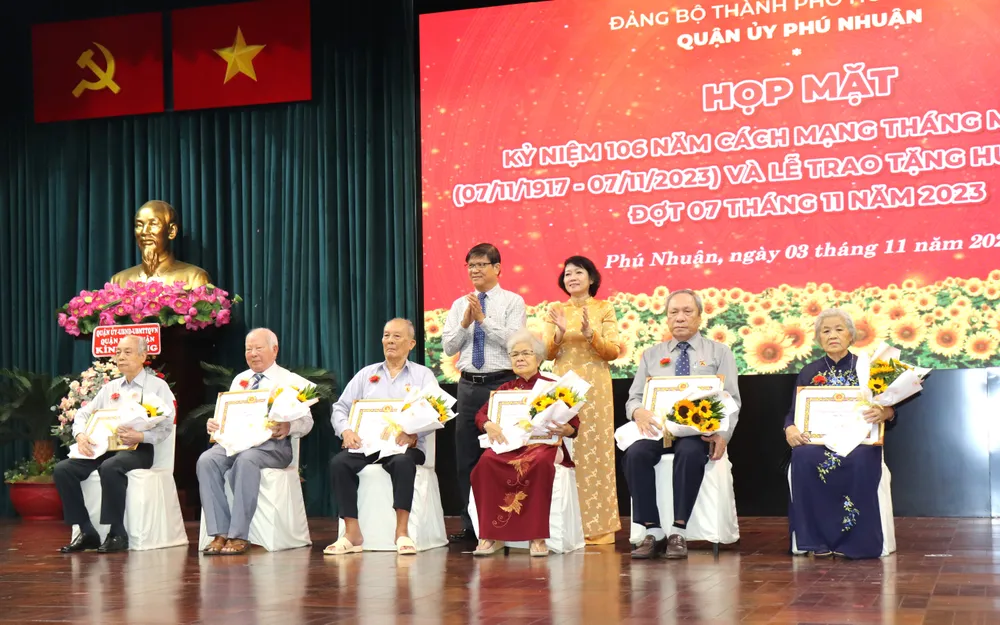 Các đảng viên cao niên tại quận Phú Nhuận nhận Huy hiệu Đảng dịp 7-11 Các đảng viên cao niên tại quận Phú Nhuận nhận Huy hiệu Đảng dịp 7-11