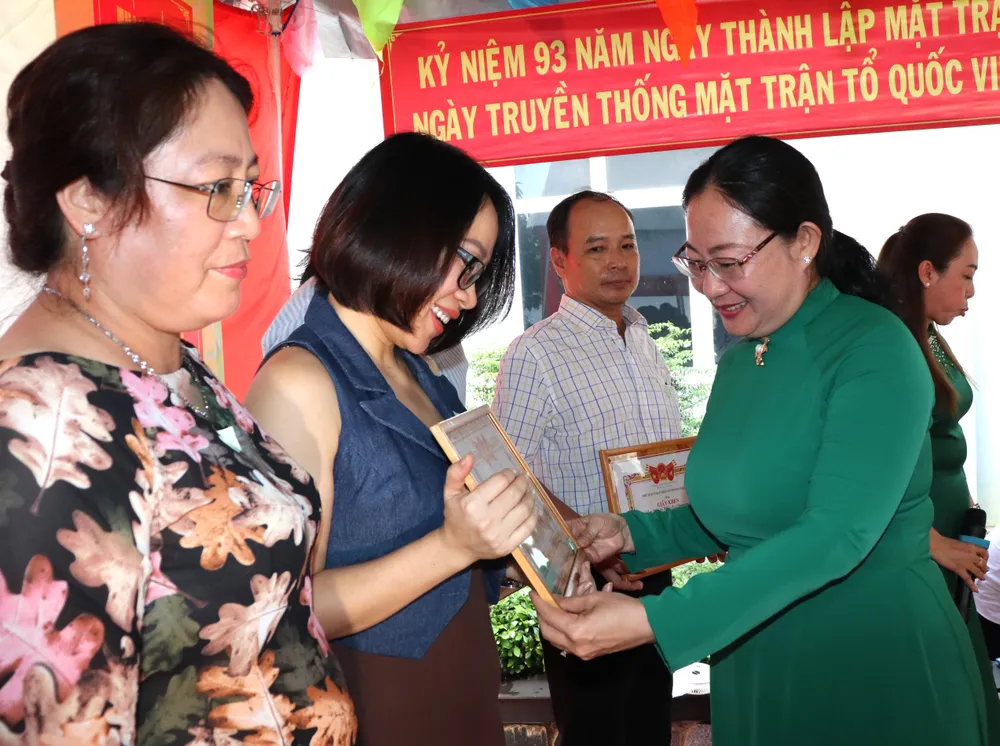 Bí thư Đảng ủy phường 5 (quận 8) Trần Thị Thu Trang biểu dương hộ dân tiêu biểu tại chung cư Giai Việt