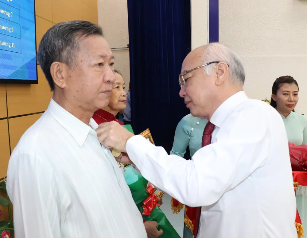 Trưởng Ban Tuyên giáo Thành ủy TPHCM Phan Nguyễn Như Khuê gắn Huy hiệu 55 tuổi Đảng cho đảng viên quận 8 Trưởng Ban Tuyên giáo Thành ủy TPHCM Phan Nguyễn Như Khuê gắn Huy hiệu 55 tuổi Đảng cho đảng viên quận 8