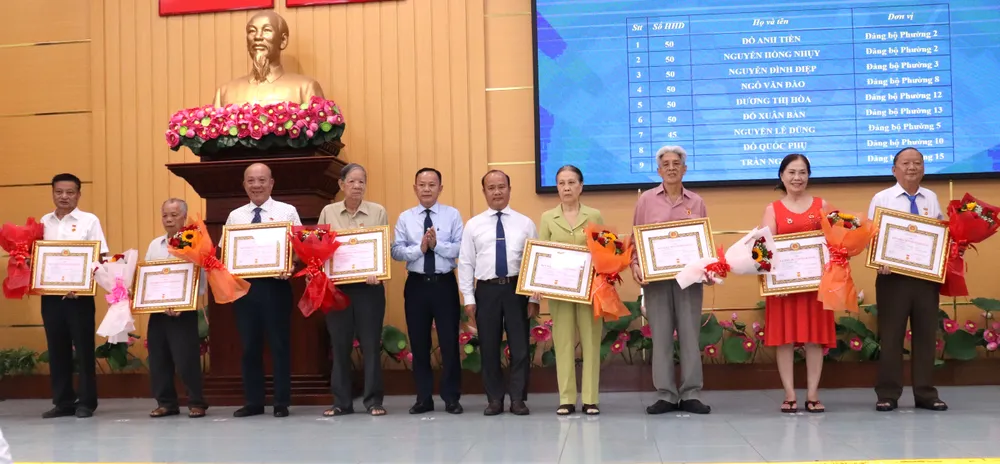 Các đảng viên nhận Huy hiệu 50 và 45 năm tuổi Đảng Các đảng viên nhận Huy hiệu 50 và 45 năm tuổi Đảng