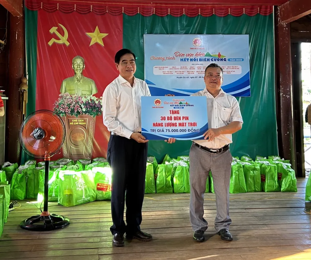 Nguyên Phó Trưởng Ban Dân vận Thành ủy TPHCM Ngô Văn Luận trao tặng 30 bộ đèn pin năng lượng mặt trời cho người dân xã Tâm Thắng Nguyên Phó Trưởng Ban Dân vận Thành ủy TPHCM Ngô Văn Luận trao tặng 30 bộ đèn pin năng lượng mặt trời cho người dân xã Tâm Thắng