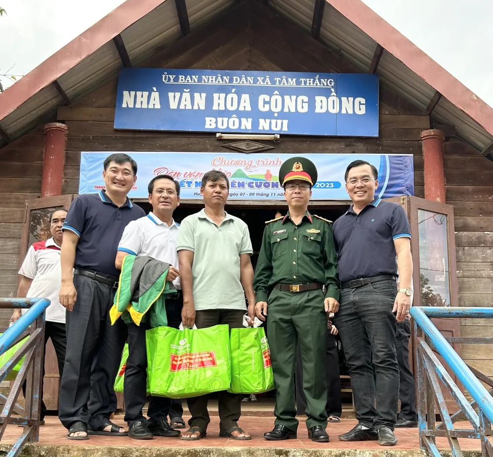 Đoàn trao tặng quà đến người dân xã Tâm Thắng. Đoàn trao tặng quà đến người dân xã Tâm Thắng.