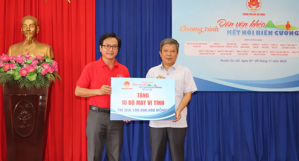 Đoàn tặng 10 bộ máy vi tính tại thị trấn Ea T’Ling, huyện Cư Jút Đoàn tặng 10 bộ máy vi tính tại thị trấn Ea T’Ling, huyện Cư Jút