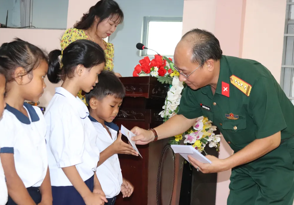 Phó Chủ nhiệm Chính trị Bộ Tư lệnh TPHCM Nguyễn Thanh Phong trao học bổng đến học sinh thị trấn Ea T’Ling, huyện Cư Jút (tỉnh Đắk Nông) Phó Chủ nhiệm Chính trị Bộ Tư lệnh TPHCM Nguyễn Thanh Phong trao học bổng đến học sinh thị trấn Ea T’Ling, huyện Cư Jút (tỉnh Đắk Nông)